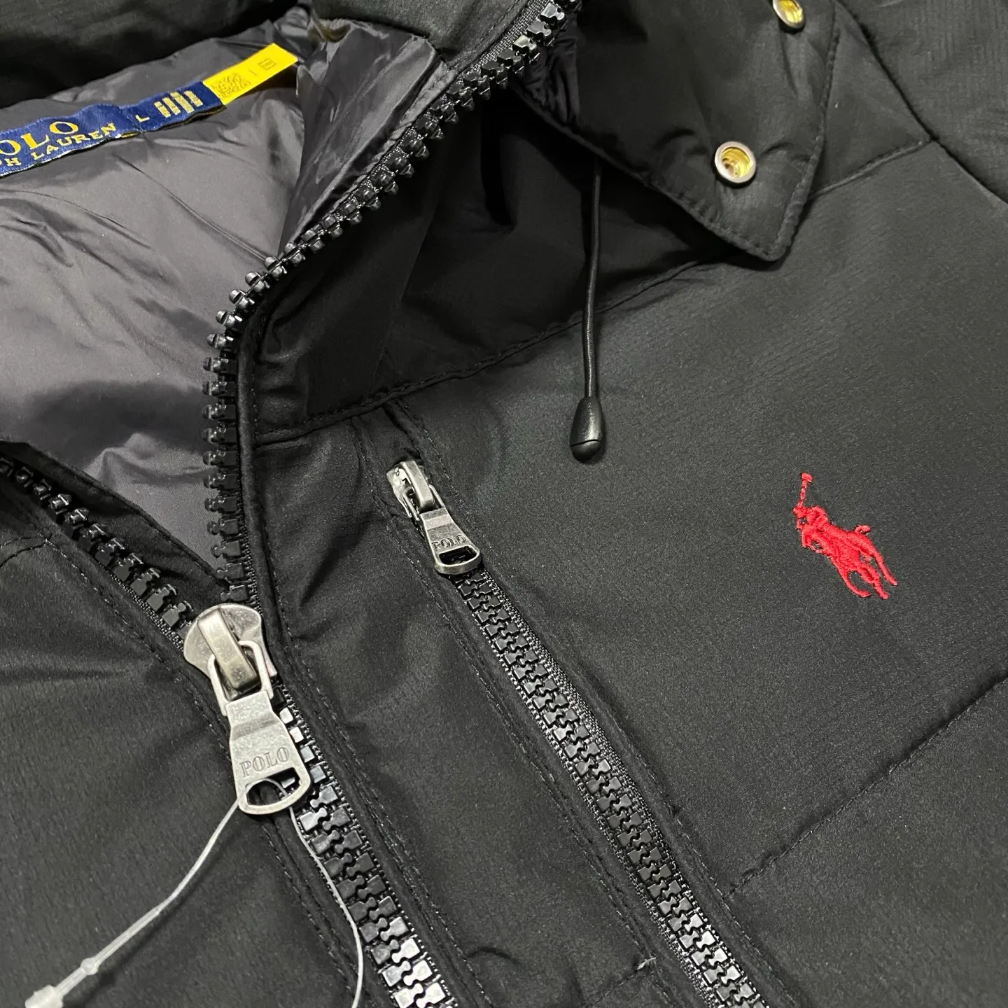 P740 The top version distinguishes currency from the official website for details, scan the QR code to enter the official website] 24SS Winter New Rah Lauren Winter Gorham Down Jacket with Detachable Hood Down Jacket is windproof and waterproof. The same top version as the official website - Color: Black, Navy Blue, Glossy Black - The top version distinguishes market currency - Purchase the original mold to create a full set of customized accessories, details determine success or failure. - ·Comes from the United States, and has a strong American flavor. ·The two brands under his name, by Rah Lauren and Rah Lauren, have created a sales field of high-quality fashion in the world, and continue to carry forward the designer's reputation and the brand's glorious image. - - Accessories: original tag, washed label + electroplated YK zipper logo, customized Laf Loren zipper - full set of accessories - the same style for both men and women, size m-xxl